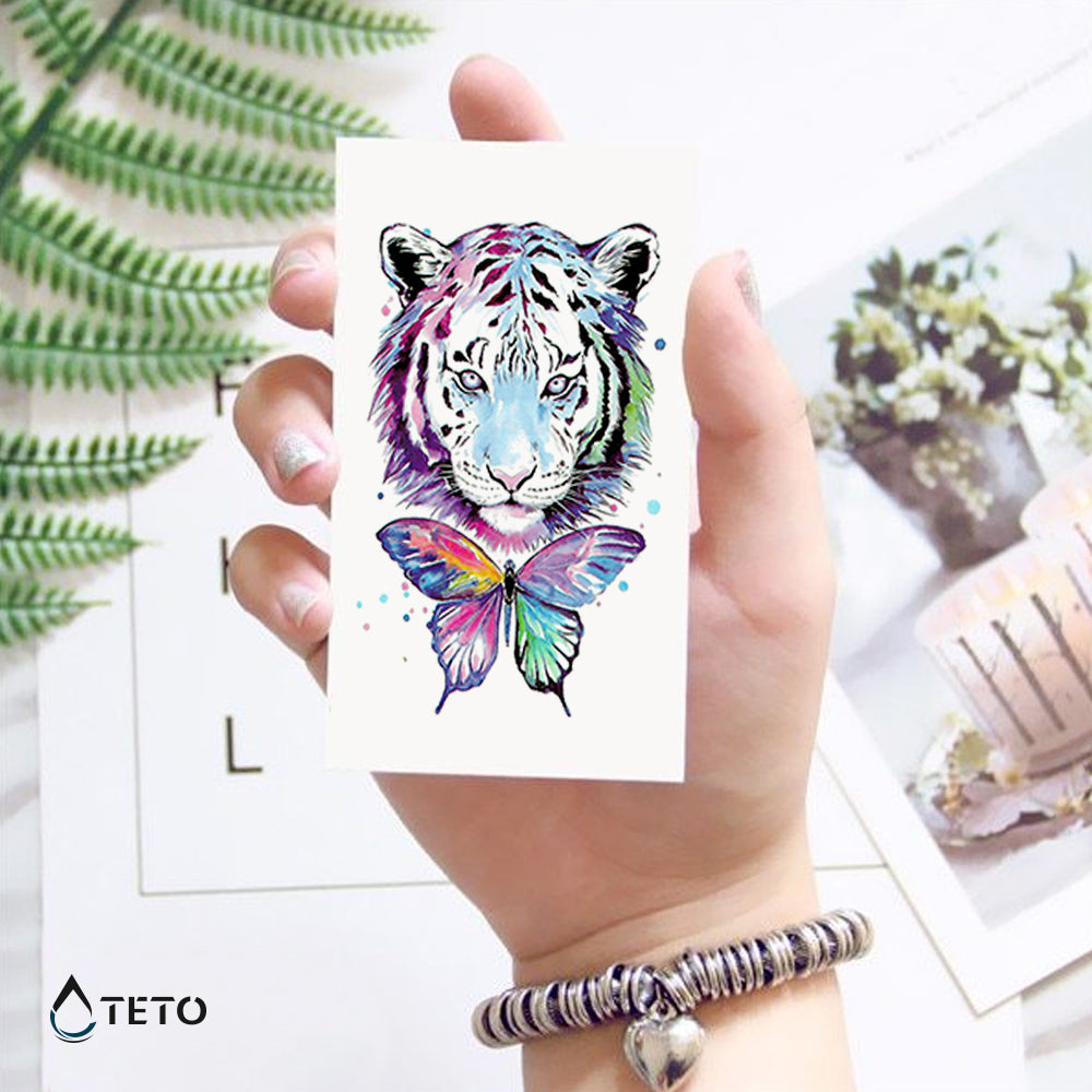Tigre multicolor con una mariposa